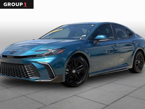 Used 2025 Toyota Camry SE FWD image 1