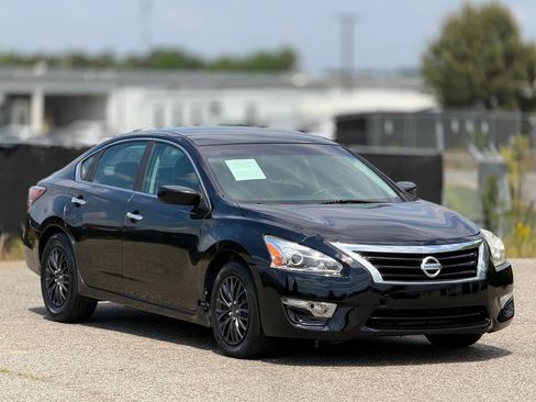 Used 2015 Nissan Altima 2.5 S w/ Power Driver Seat Package FWD image 1
