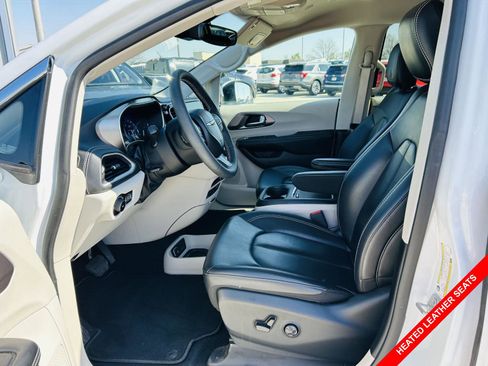 Used 2023 Chrysler Pacifica Touring-L w/ Uconnect Theater Family Group image 3