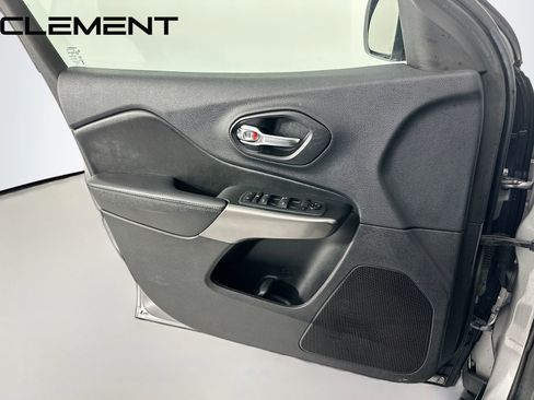 Used 2019 Jeep Cherokee Latitude w/ Cold Weather Group image 26