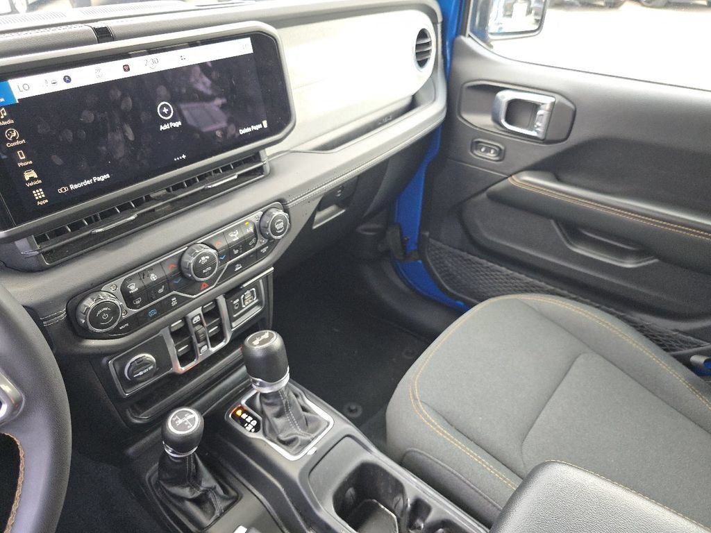 Used 2024 Jeep Wrangler Unlimited Sahara AWD/4WD image 27
