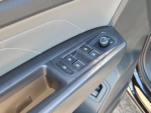Used 2023 Volkswagen Atlas Cross Sport SE w/ Panoramic Sunroof Package FWD image 12