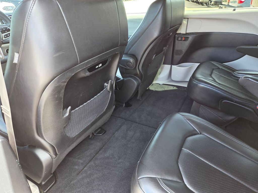 Used 2024 Chrysler Pacifica Touring-L FWD image 23
