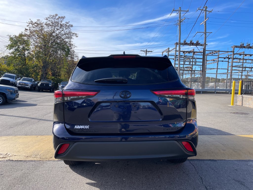Used 2022 Toyota Highlander XLE AWD/4WD image 4