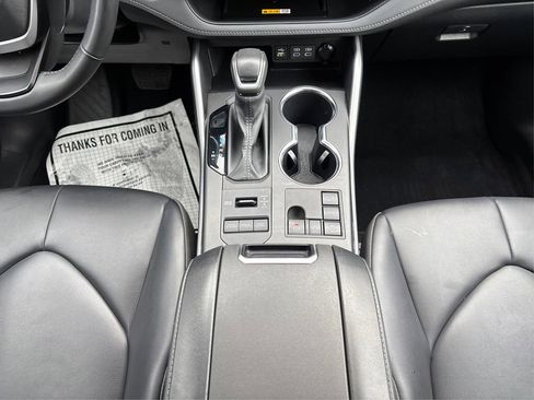 Used 2024 Toyota Highlander XLE image 19