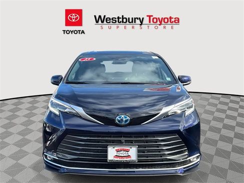 Used 2025 Toyota Sienna Platinum image 3