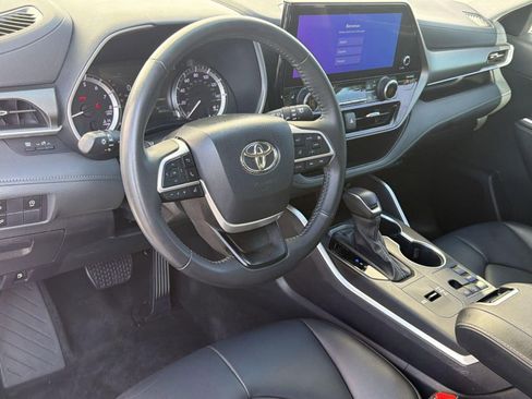 Used 2023 Toyota Highlander XLE FWD image 4