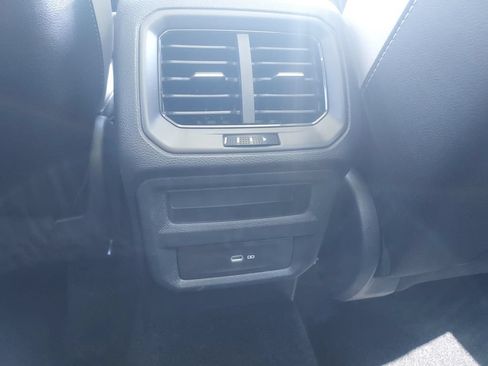 Certified 2025 Volkswagen Taos SE w/ Panoramic Sunroof Package FWD image 11