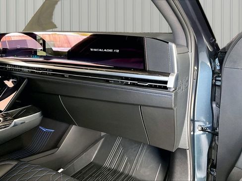 Used 2026 Cadillac Escalade IQ Sport 1 w/ LPO, ONYX Package AWD/4WD image 12