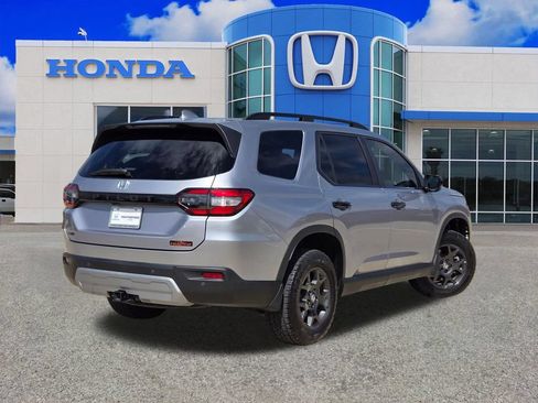 Used 2025 Honda Pilot TrailSport image 3