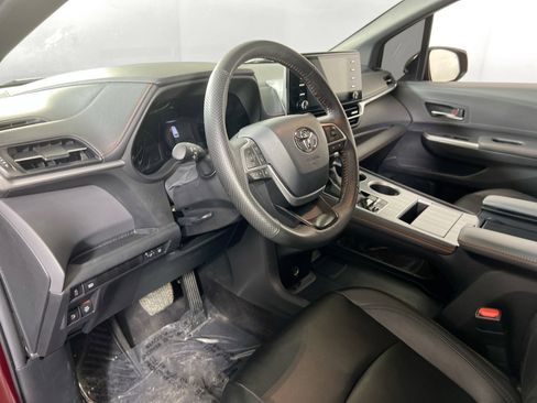Used 2024 Toyota Sienna XSE FWD image 9