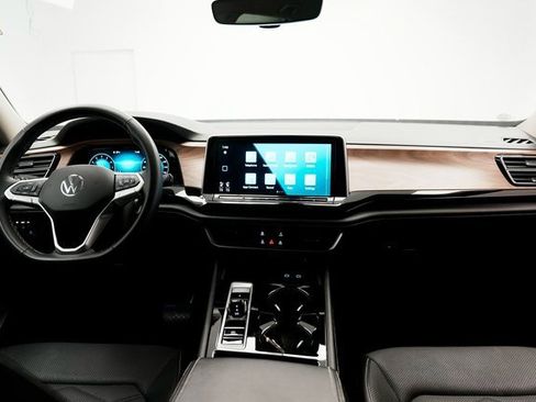 Used 2024 Volkswagen Atlas SE image 29