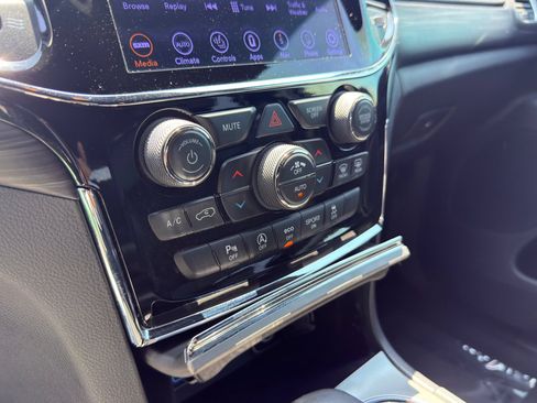 Used 2020 Jeep Grand Cherokee Laredo w/ Laredo X Package RWD image 18