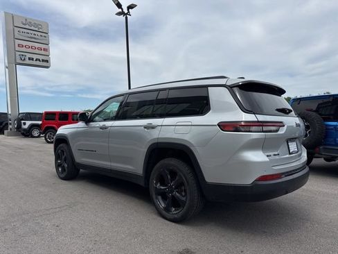 Used 2023 Jeep Grand Cherokee L Laredo AWD/4WD image 5