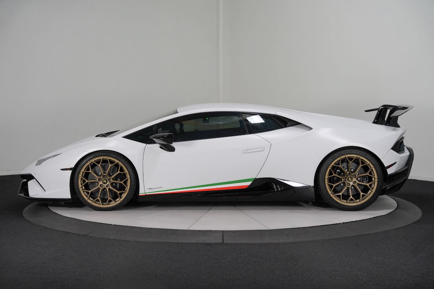 Used 2018 Lamborghini Huracan Performante AWD/4WD image 6