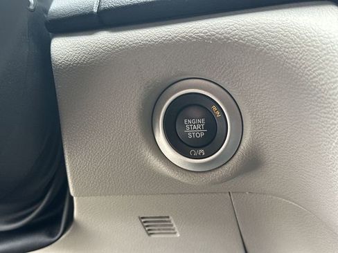 Used 2024 Chrysler Pacifica Touring-L FWD image 19