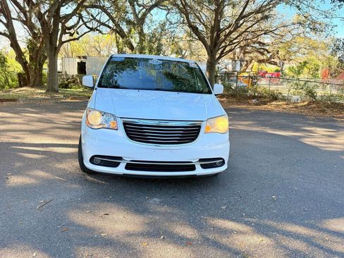 Used 2014 Chrysler Town & Country Touring image 2