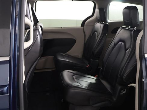 Used 2023 Chrysler Pacifica Touring-L FWD image 27