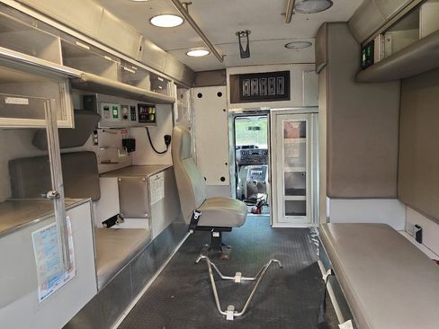 Used 2012 Ford E-450 and Econoline 450 Super Duty w/ Ambulance Prep Pkg RWD image 28