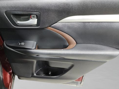 Used 2015 Toyota Highlander XLE image 38