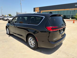 Used 2023 Chrysler Pacifica Touring-L FWD video 3