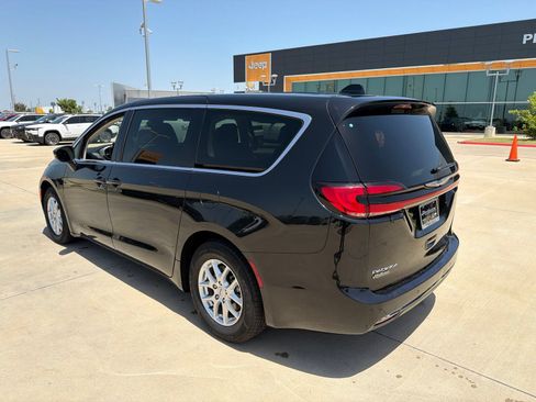 Used 2023 Chrysler Pacifica Touring-L FWD image 3