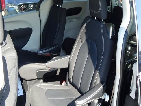 Used 2023 Chrysler Voyager LX image 12