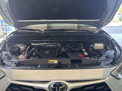 Used 2023 Toyota Highlander LE FWD image 17