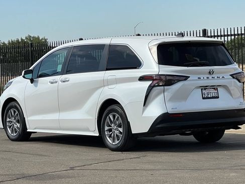 Used 2024 Toyota Sienna XLE AWD/4WD image 7