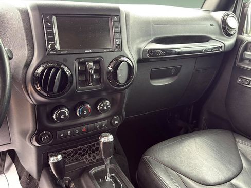 Used 2015 Jeep Wrangler Unlimited Sahara AWD/4WD image 11