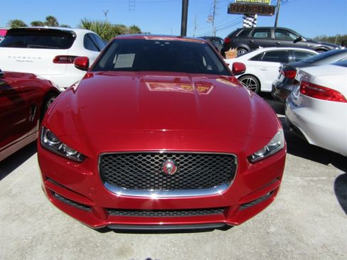 Used 2017 Jaguar XE Prestige image 2