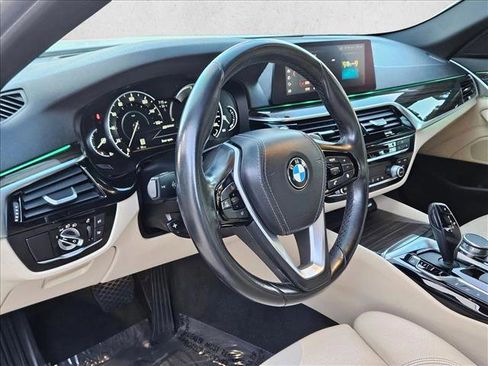 Used 2019 BMW 530e w/ Premium Package image 10