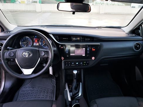 Used 2018 Toyota Corolla LE image 9