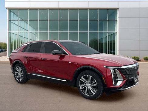 Used 2024 Cadillac Lyriq Luxury RWD image 3