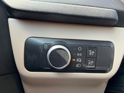 Used 2020 Ford Escape SE FWD image 8