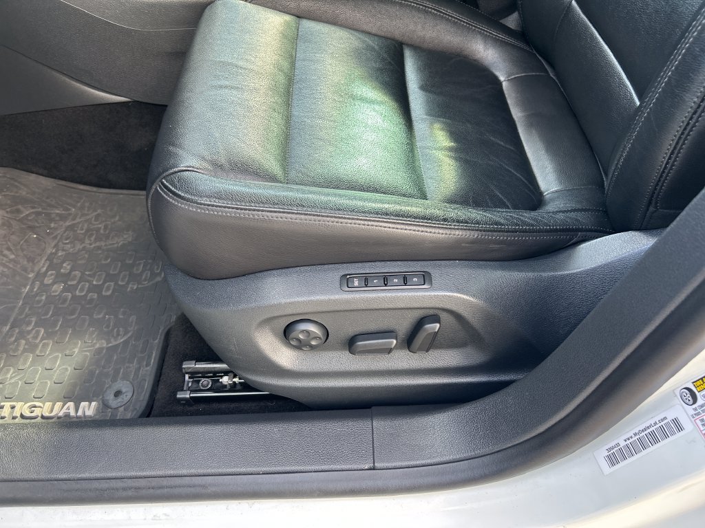 Used 2017 Volkswagen Tiguan Sport AWD/4WD image 34
