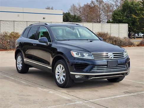 Used 2016 Volkswagen Touareg Sport image 3
