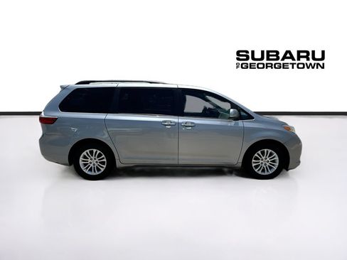 Used 2017 Toyota Sienna XLE Premium FWD image 8