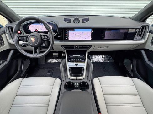 Used 2024 Porsche Cayenne Turbo AWD/4WD image 13