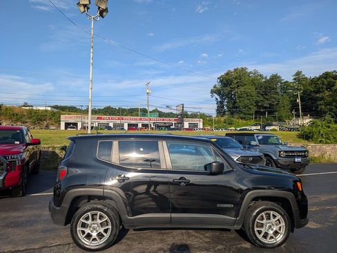 Used 2023 Jeep Renegade Latitude AWD/4WD image 9