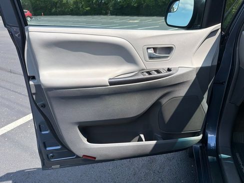 Used 2016 Toyota Sienna LE FWD image 17