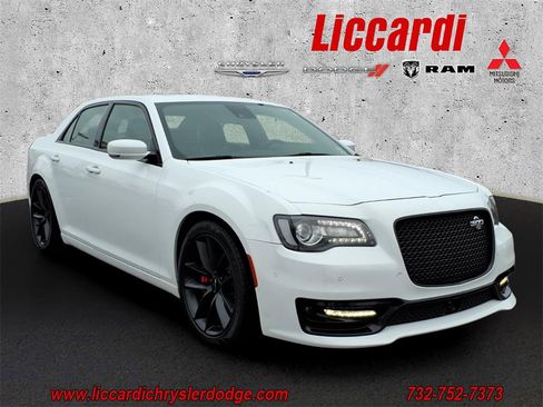 Used 2023 Chrysler 300 C image 1