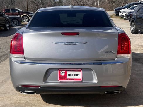 Used 2016 Chrysler 300 C image 5