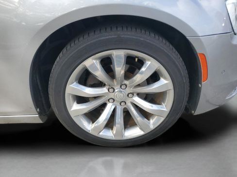 Used 2018 Chrysler 300 Limited w/ Safetytec Plus Group image 5