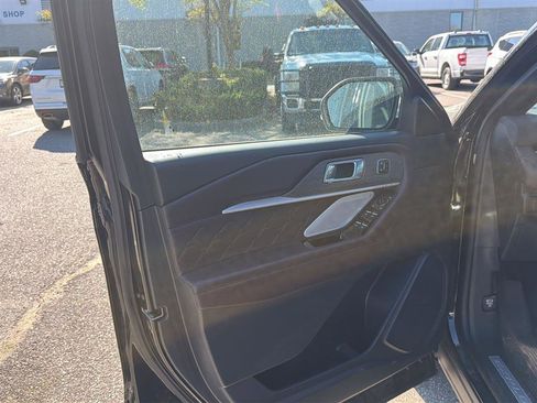 Used 2025 Ford Explorer Platinum w/ Ultimate Package image 7