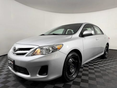 Used 2012 Toyota Corolla LE FWD image 2
