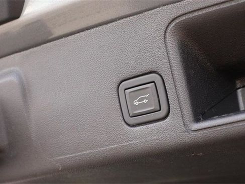 Used 2024 GMC Terrain SLT image 8