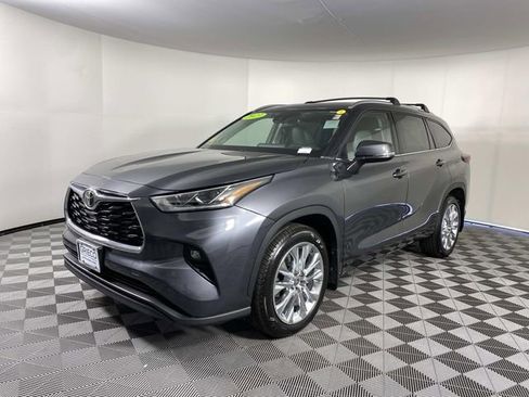 Used 2023 Toyota Highlander Limited image 4