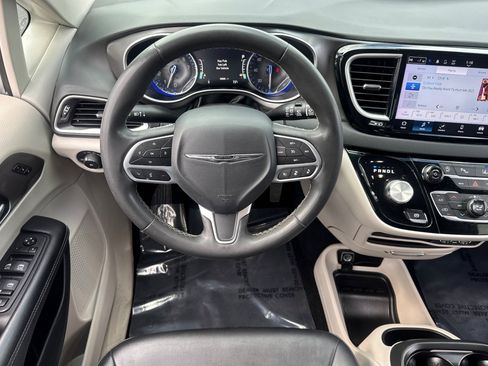 Used 2024 Chrysler Pacifica Touring-L FWD image 31