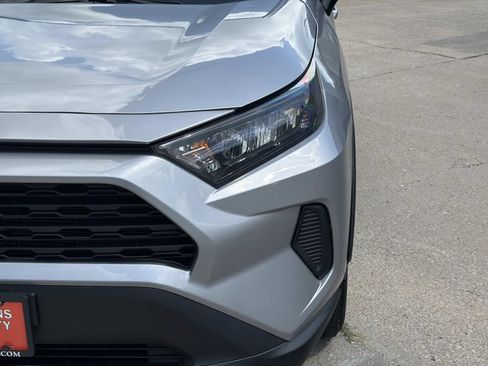 Used 2022 Toyota RAV4 LE AWD/4WD image 11